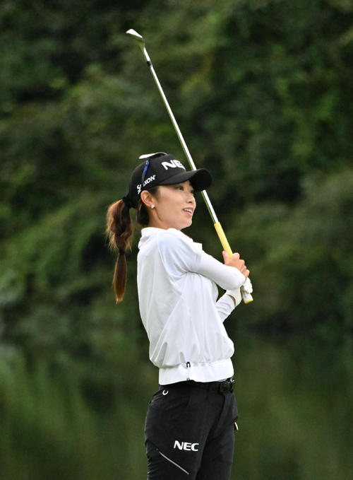 18番、3打目を放つ安田祐香（撮影・石井愛子）