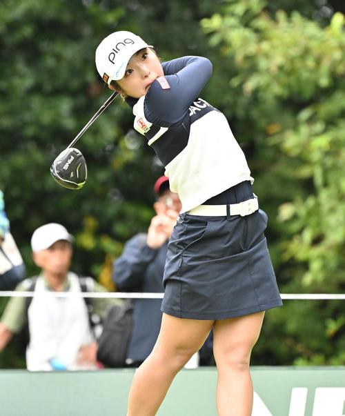 3番、ティーショットを放つ佐久間朱莉（撮影・石井愛子）