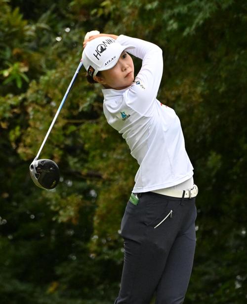 8番、ティーショットを放つ金沢志奈（撮影・石井愛子）