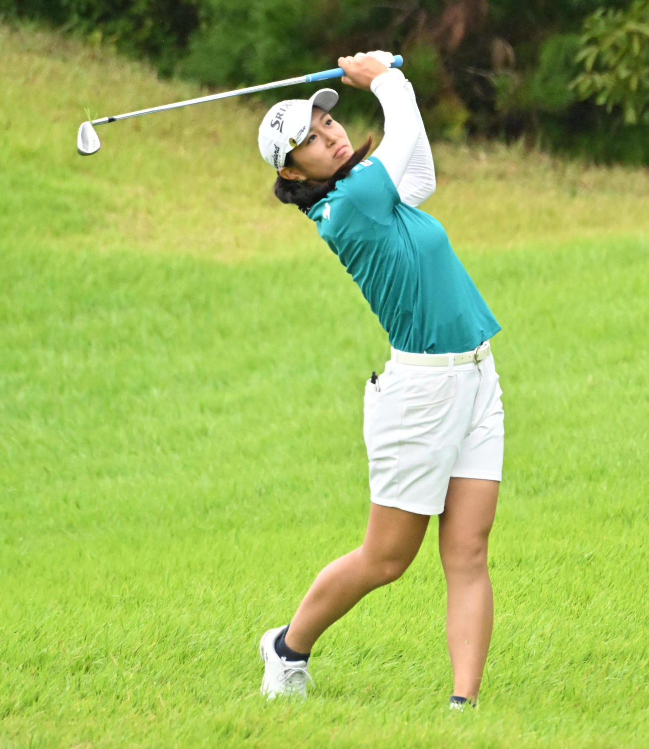 8番、2打目を放つ中村心（撮影・石井愛子）