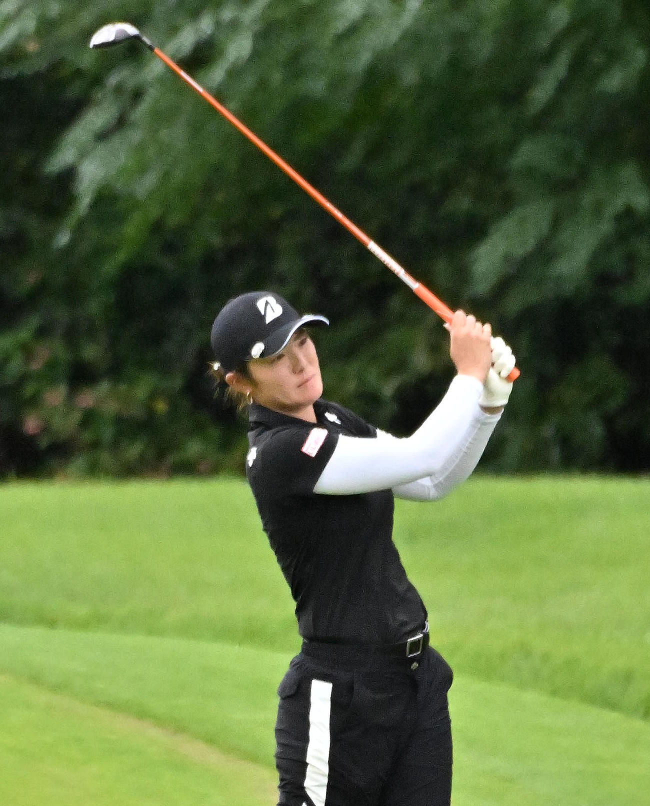 18番、2打目を放つ渡辺彩香（撮影・石井愛子）
