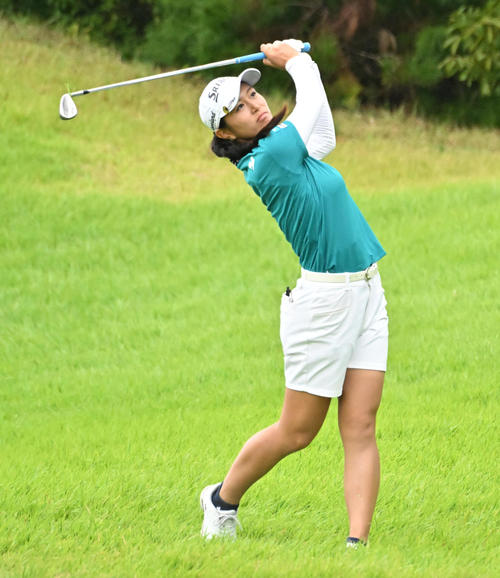 8番、2打目を放つ中村心（撮影・石井愛子）