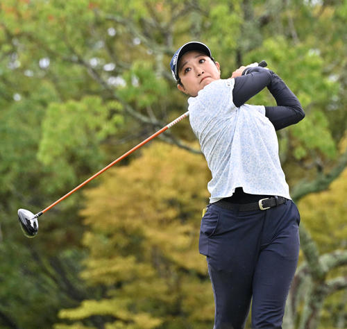 9番、ティーショットを放つ高木優奈（撮影・石井愛子）