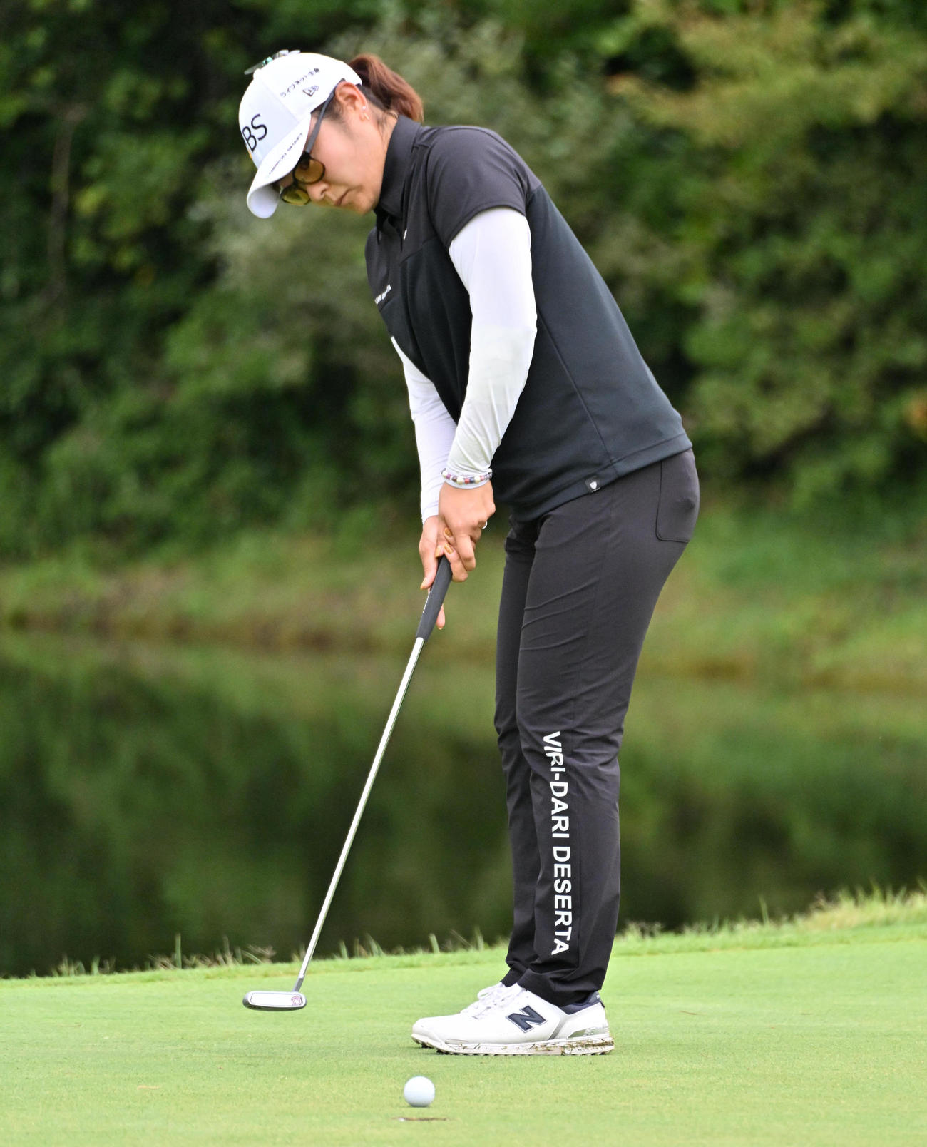 18番、バーディーを狙う藤田さいき（撮影・石井愛子）