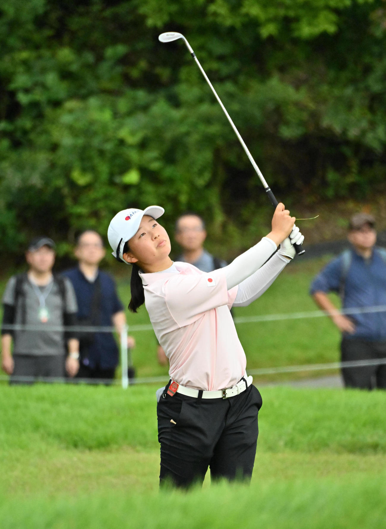 18番、3打目を放つ広吉（撮影・石井愛子）