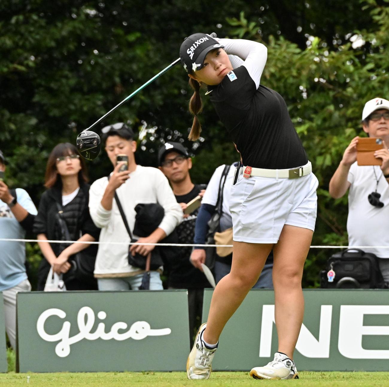 3番、ティーショットを放つ高久（撮影・石井愛子）
