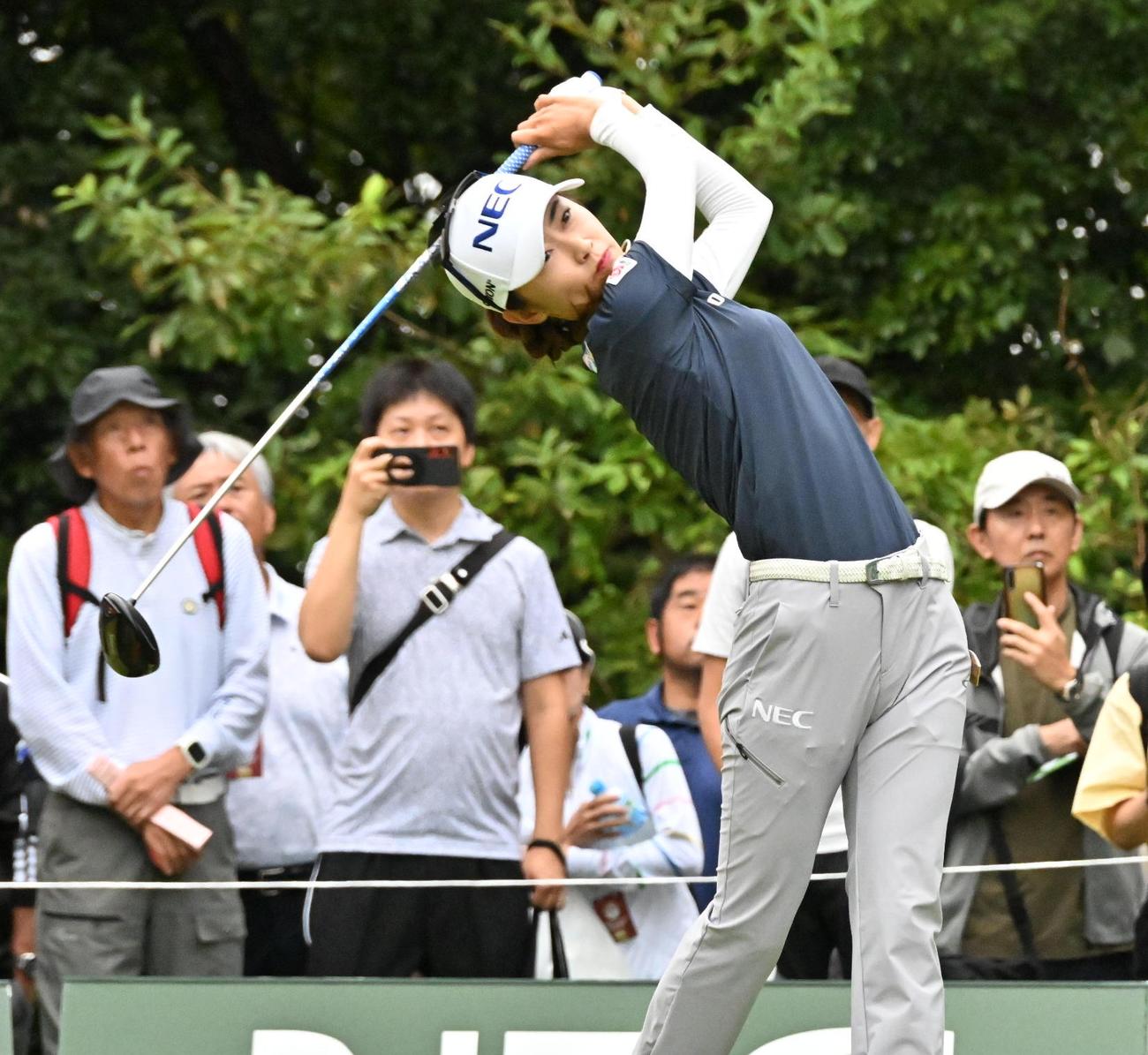 3番、ティーショットを放つ安田（撮影・石井愛子）