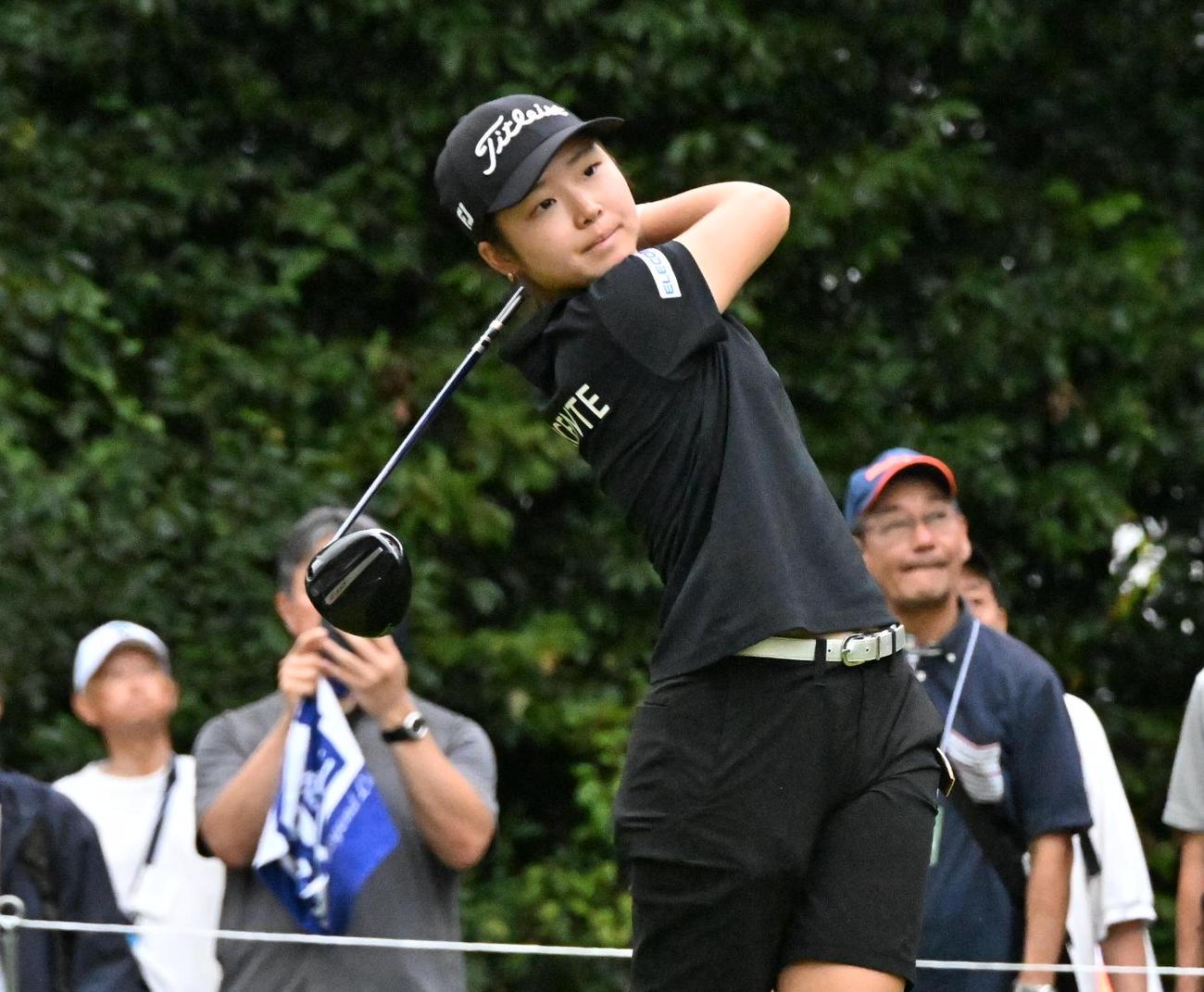 3番、ティーショットを放つ佐藤（撮影・石井愛子）