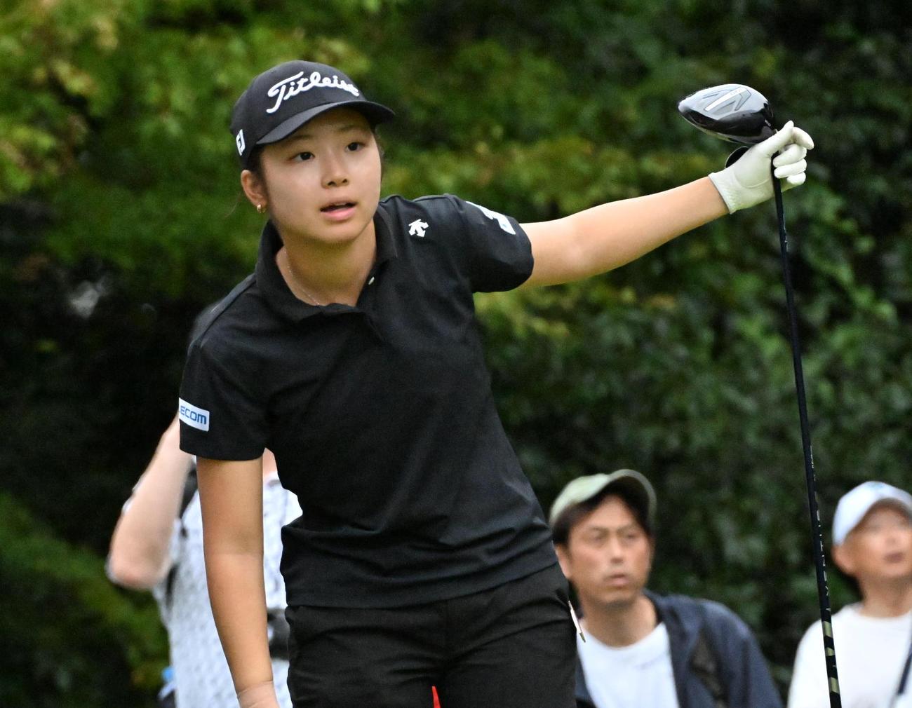 3番、ティーショットを放ち打球を見つめる佐藤（撮影・石井愛子）