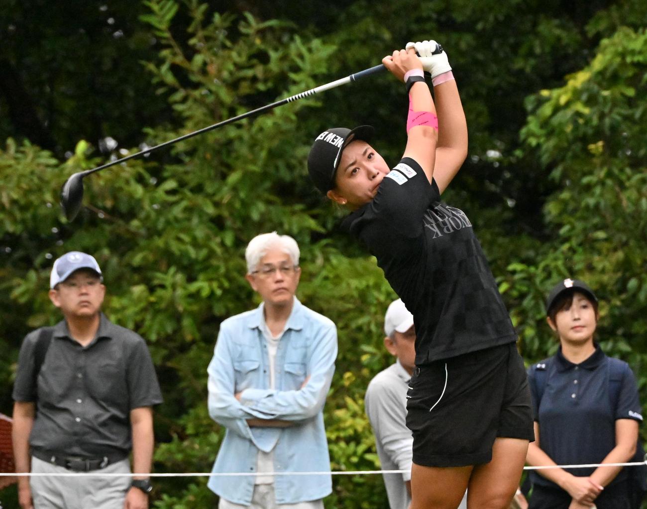 3番、ティーショットを放つ山城（撮影・石井愛子）