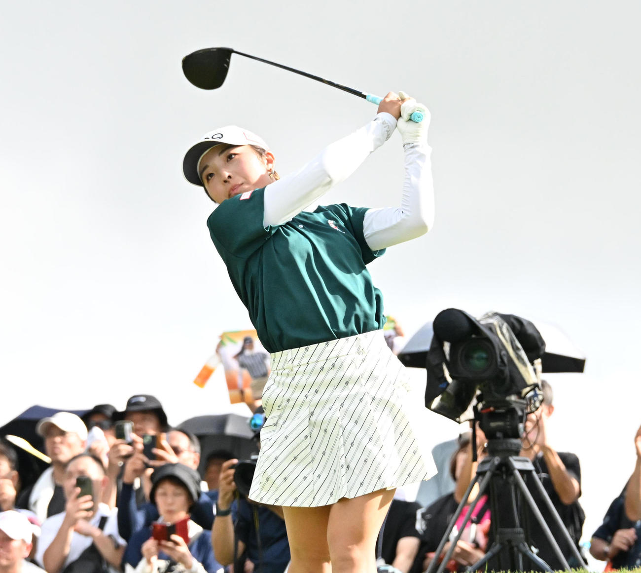 18番、ティーショットを放つ佐久間（撮影・石井愛子）