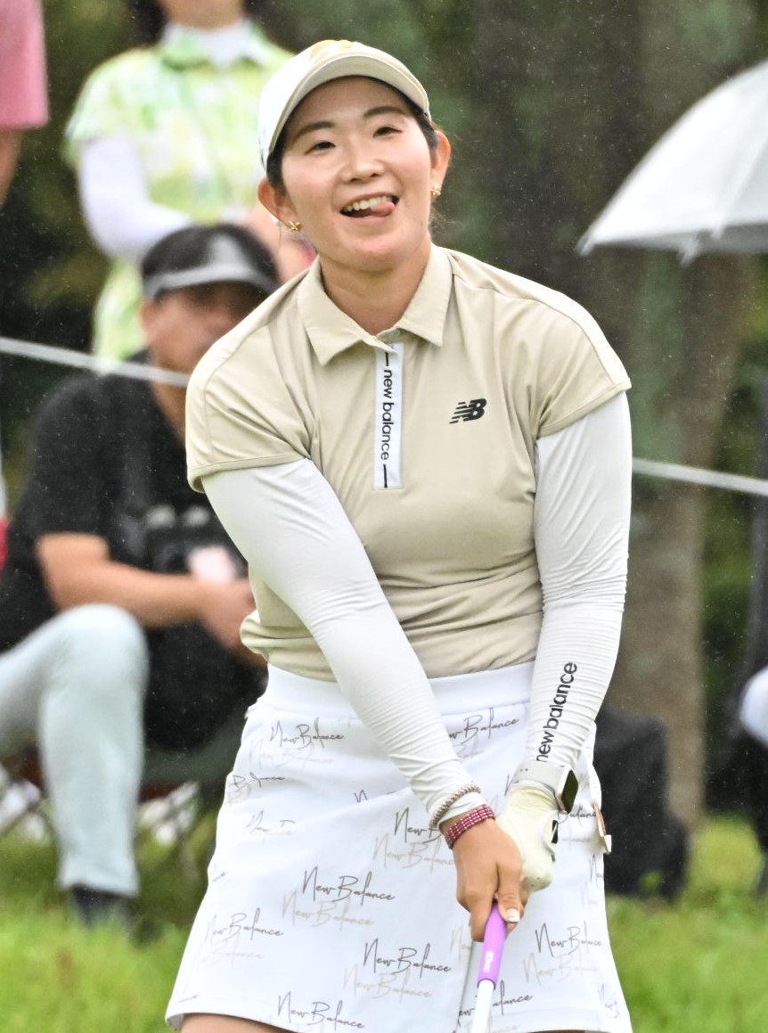 2番、ティーショットを放ち舌を出す工藤（撮影・石井愛子）