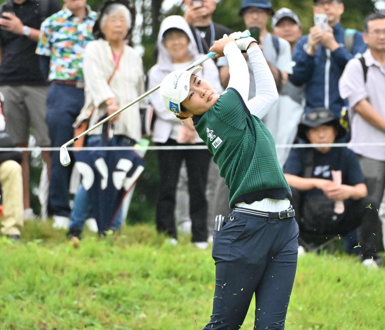 2番、ティーショットを放つ神谷（撮影・石井愛子）