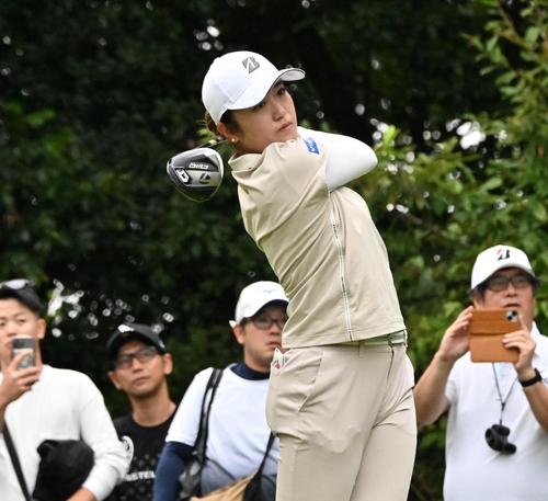 3番、ティーショットを放つ稲見(撮影・石井愛子)