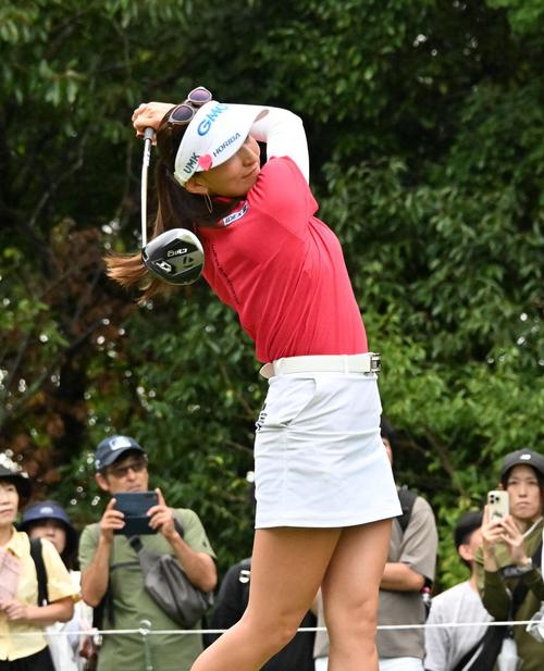 3番、ティーショットを放つ脇元(撮影・石井愛子)