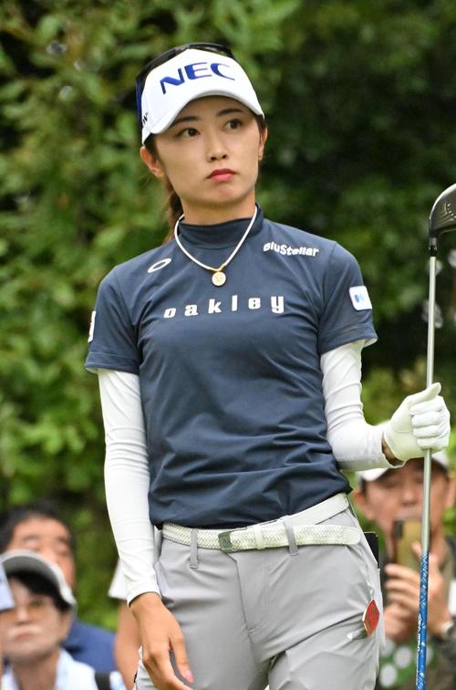 3番、ティーショットを放ち打球を見つめる安田(撮影・石井愛子)