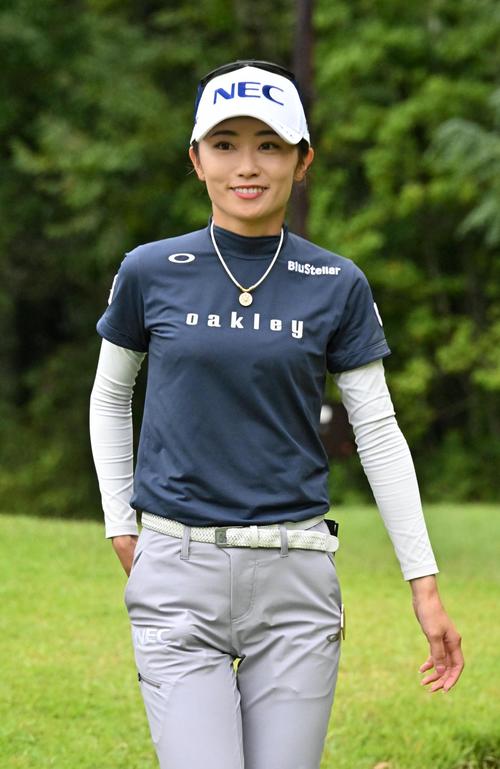 3番ホールに移動する安田(撮影・石井愛子)
