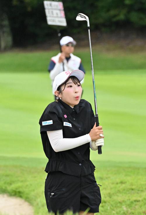 1番、2打目を放ち驚いた表情を見せる永嶋花音(撮影・石井愛子)