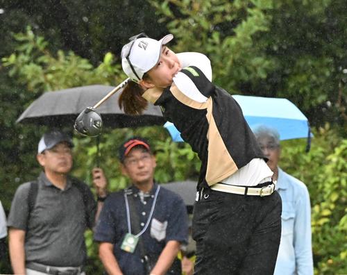 3番、ティーショットを放つ中沢(撮影・石井愛子)