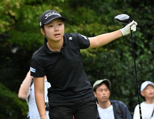 3番、ティーショットを放ち打球を見つめる佐藤(撮影・石井愛子)