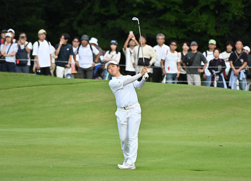 18番、多くのギャラリーが見守る中2打目を放つ広吉(撮影・石井愛子)