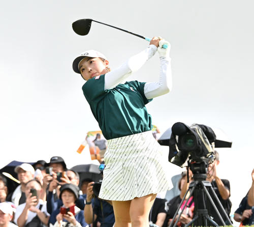 18番、ティーショットを放つ佐久間(撮影・石井愛子)