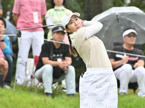 2番、ティーショットを放つ工藤(撮影・石井愛子)
