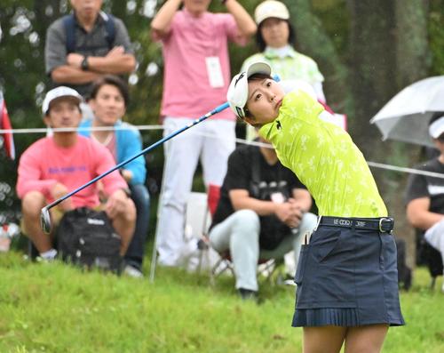 2番、ティーショットを放つ稲垣(撮影・石井愛子)