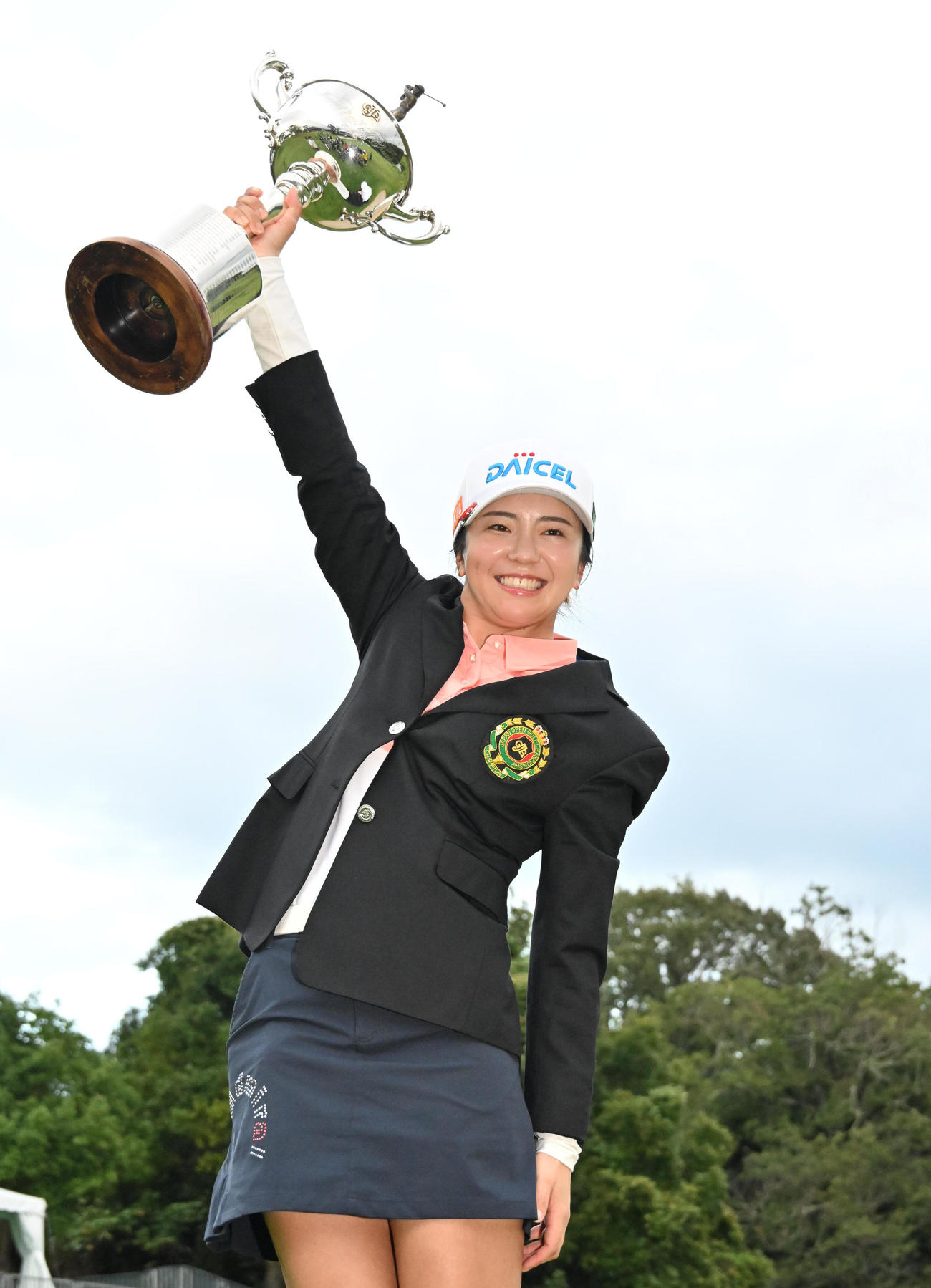 優勝トロフィーを手に笑顔を見せる堀（撮影・石井愛子）