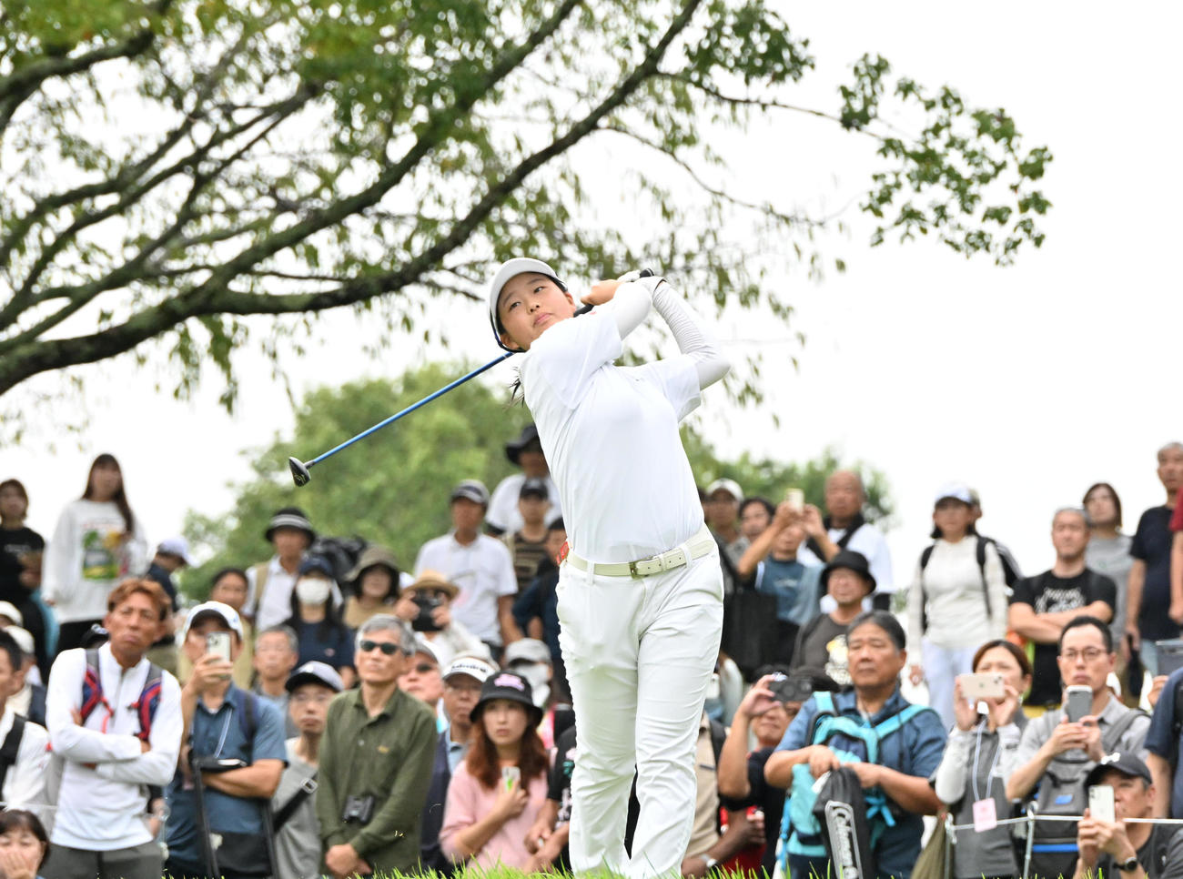 6番、ティーショットを放つ広吉（撮影・石井愛子）