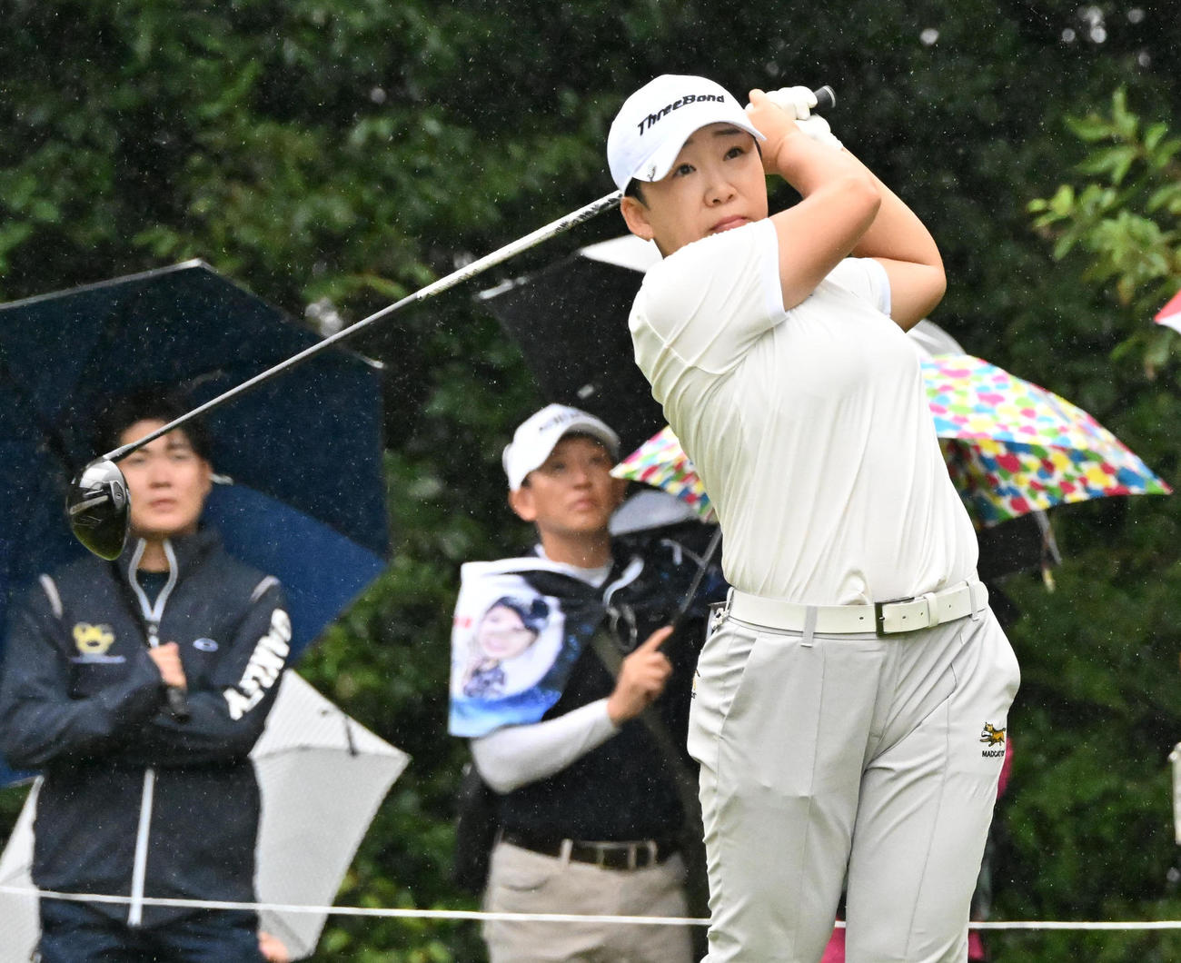 3番、ティーショットを放つ申（撮影・石井愛子）