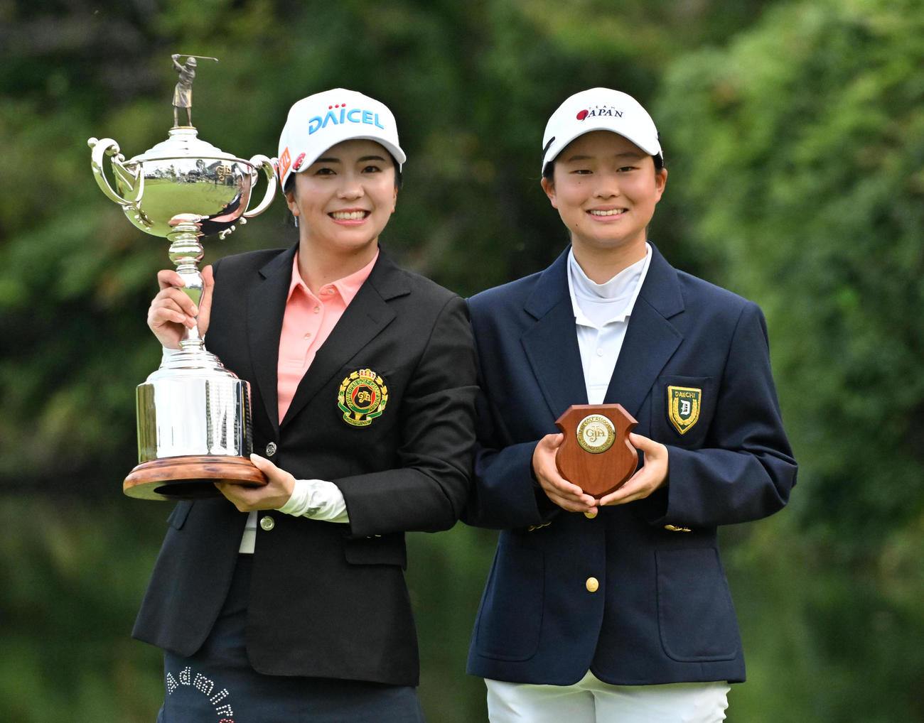 優勝トロフィーを手に笑顔を見せる堀（左）、ローアマを獲得した広吉優梨菜（撮影・石井愛子）