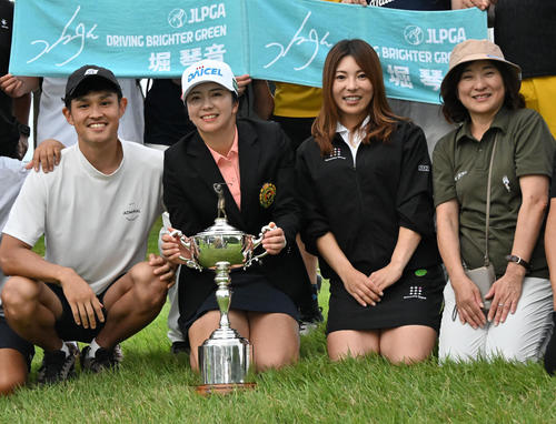 記念撮影をする（左から）夫・高坂佳祐氏、堀琴音、姉・奈津佳、母・貴久恵（撮影・石井愛子）