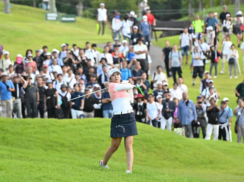 18番、多くのギャラリーが見守る中、2打目を放つ堀（撮影・石井愛子）