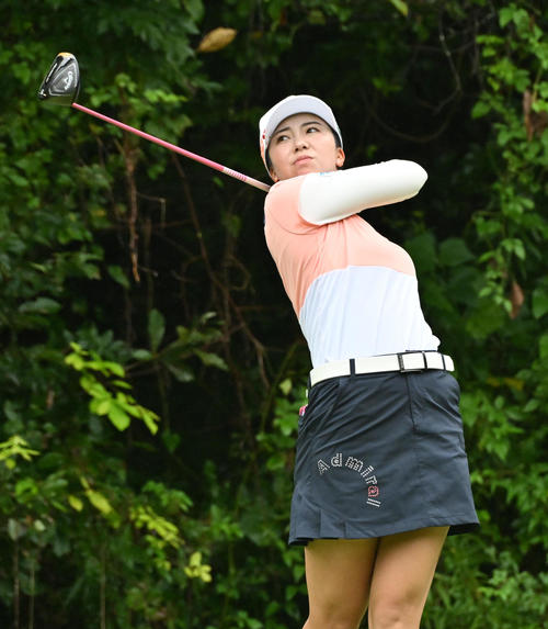 4番、ティーショットを放つ堀（撮影・石井愛子）