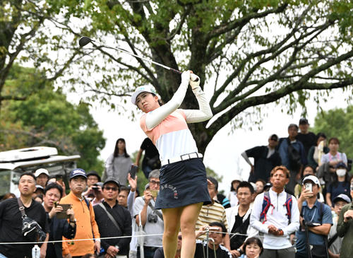 6番、ティーショットを放つ堀（撮影・石井愛子）