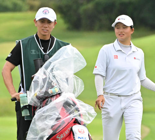 9番、移動しながら話す高武コーチ（左）と広吉（撮影・石井愛子）