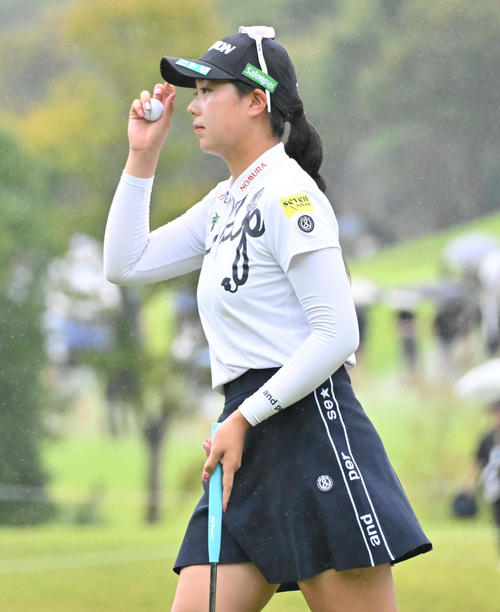 3番ホールに移動する菅（撮影・石井愛子）