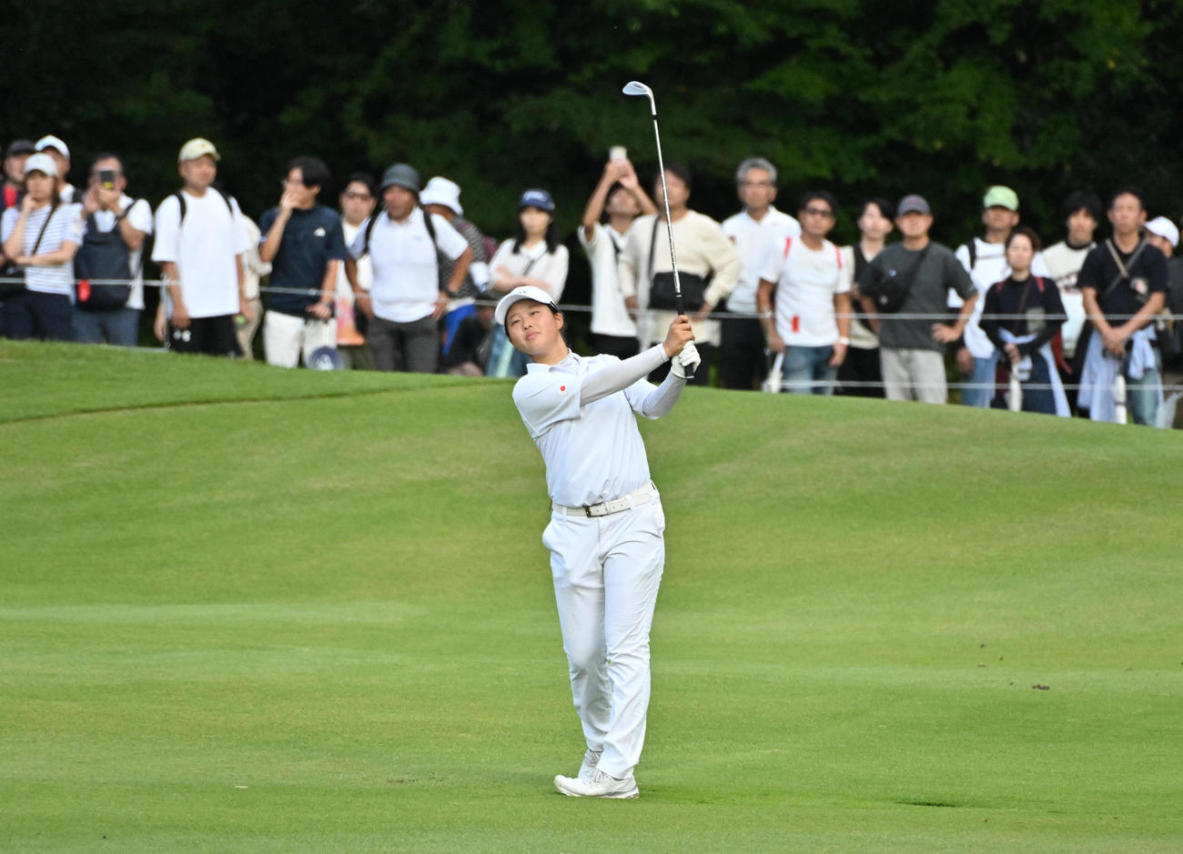 18番、多くのギャラリーが見守る中2打目を放つ広吉（撮影・石井愛子）