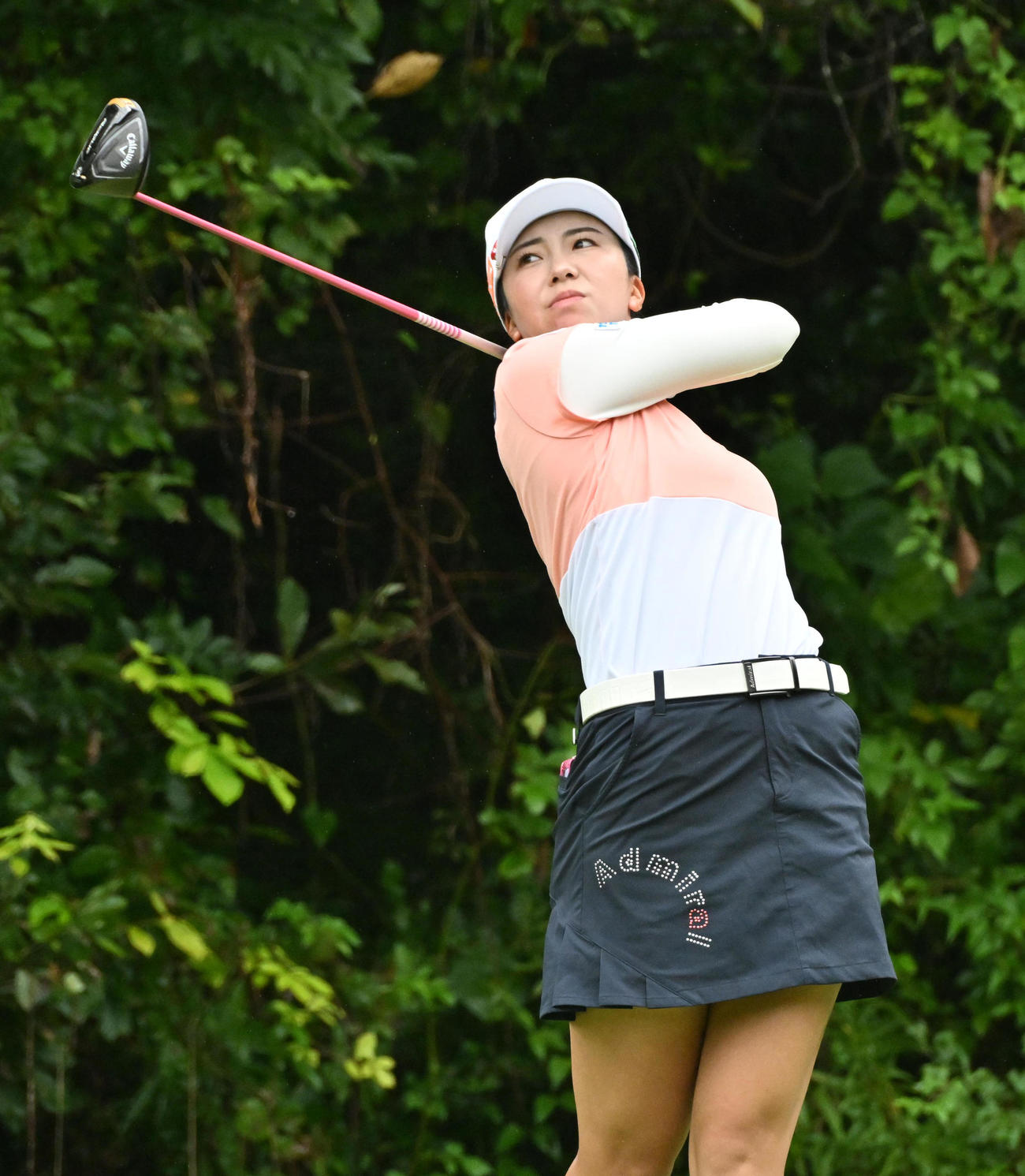 4番、ティーショットを放つ堀（撮影・石井愛子）