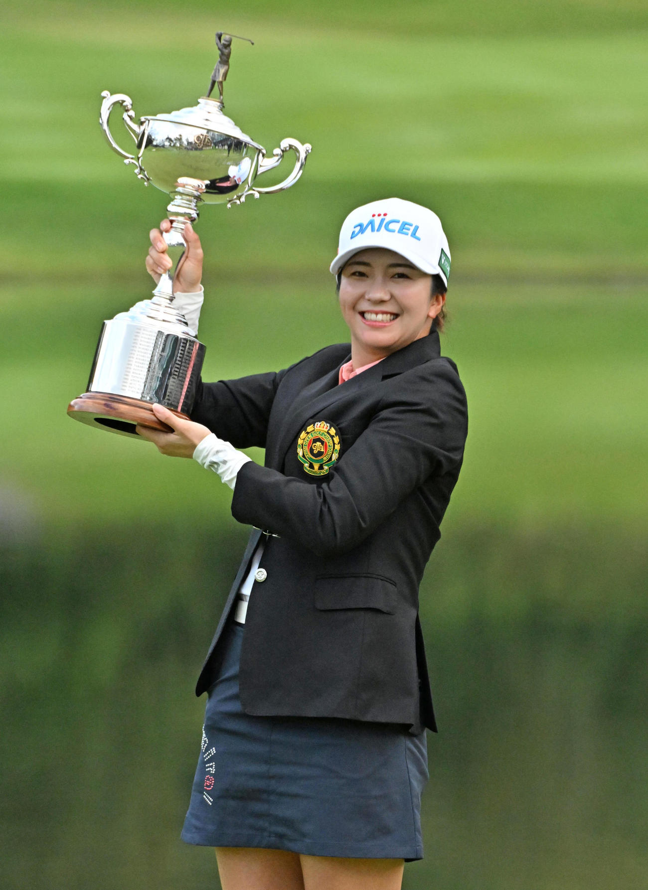優勝トロフィーを手に笑顔を見せる堀（撮影・石井愛子）