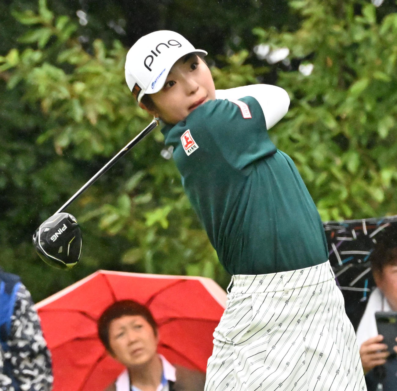2025年10月5日、日本女子オープンゴルフ選手権でティーショットを放つ佐久間朱莉（撮影・石井愛子）