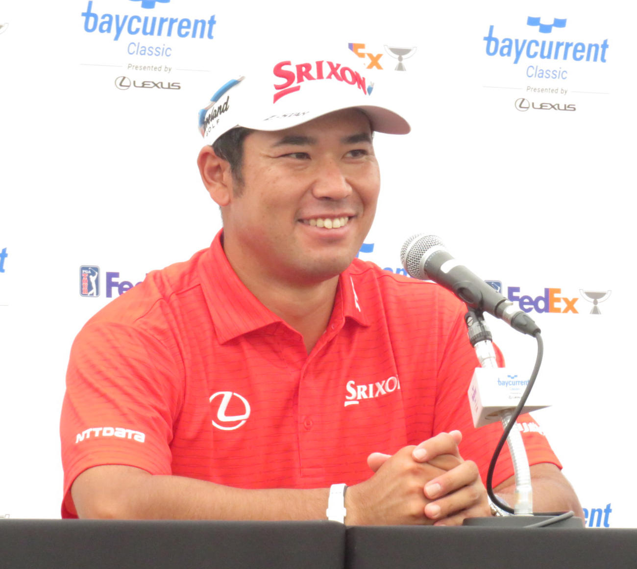 第1ラウンドを2日後に控えた会見で笑顔を見せる松山