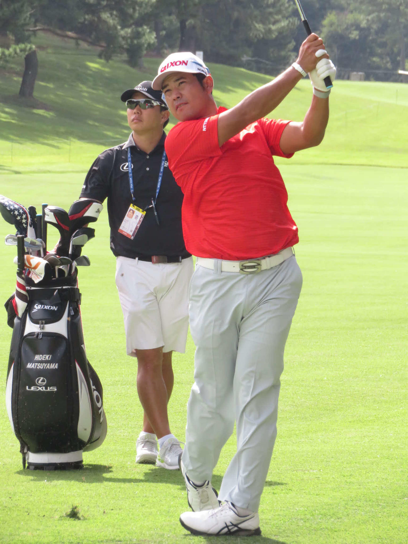 練習ラウンドで正確なショットを披露した松山（手前）。後方は早藤キャディー