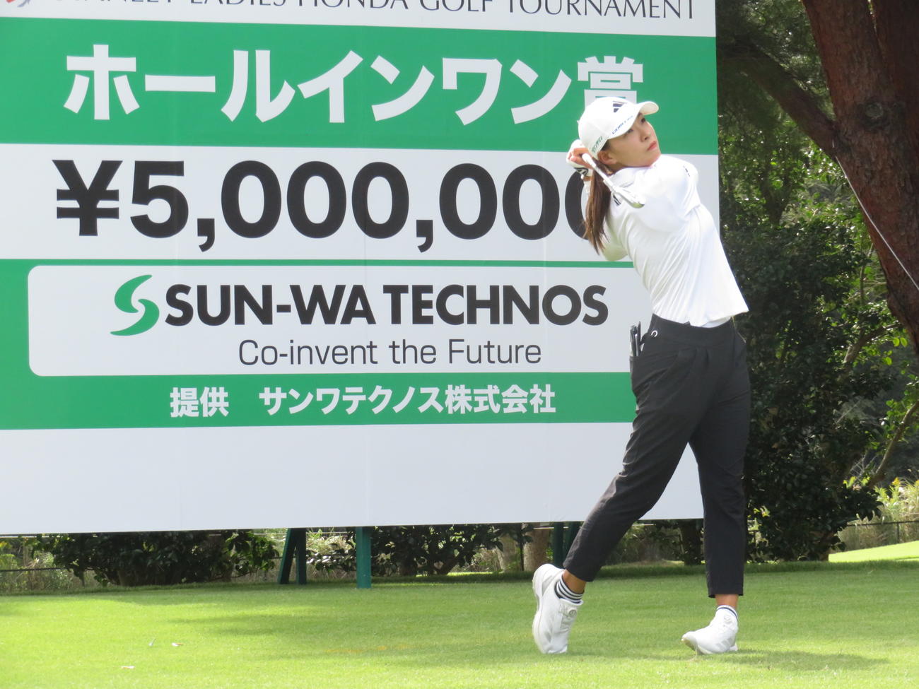 「ホールインワン賞500万円」の看板が掲げられた16番パー3で、ティーショットを放つ渋野日向子