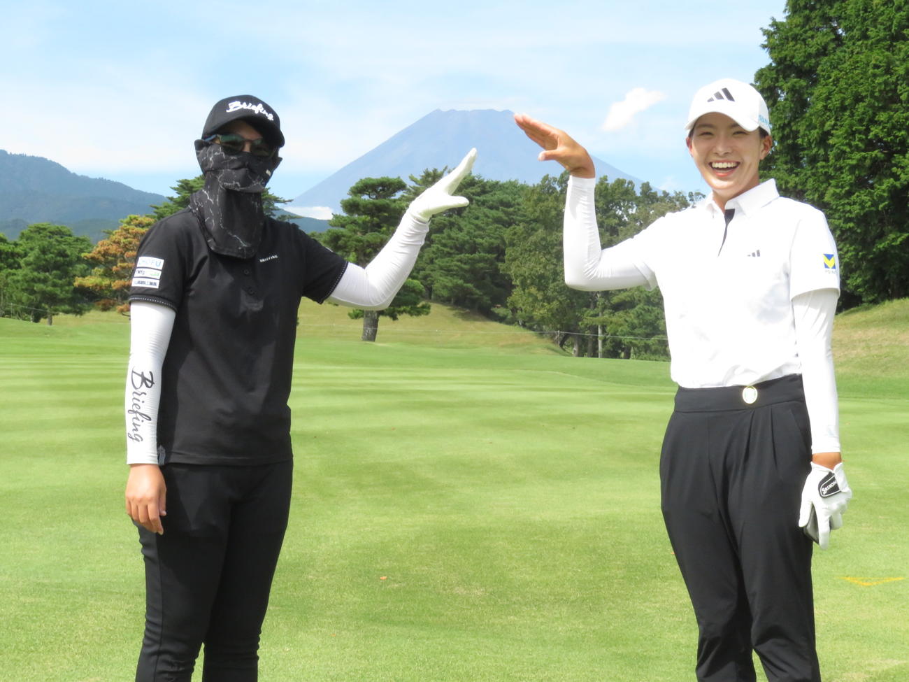 渋野日向子（右）は14番途中、木下彩とともに後方に見えた富士山をかたどったポーズをつくり、満面の笑みを見せた