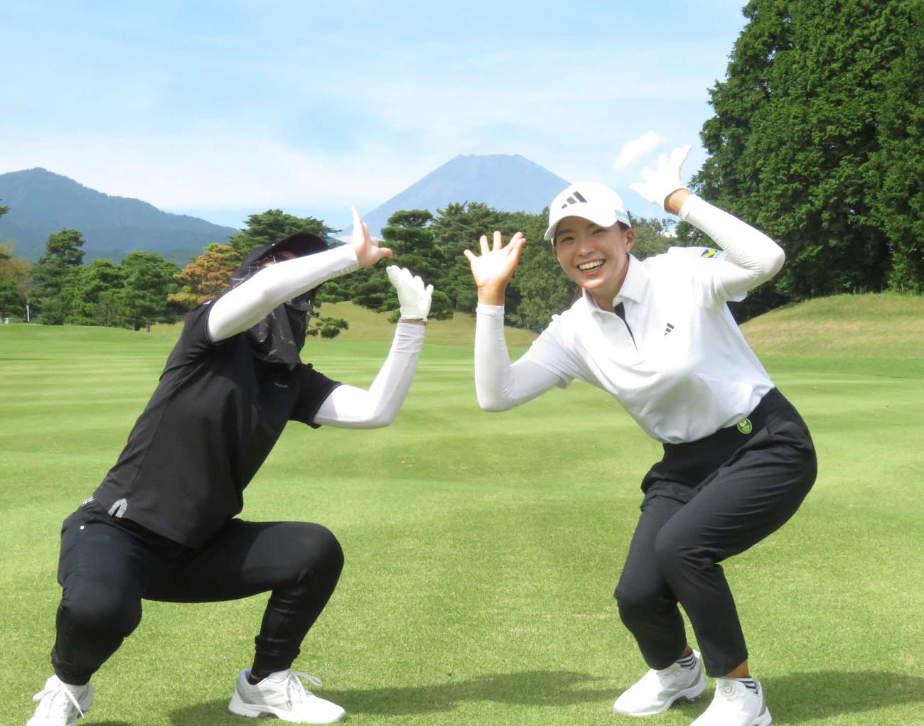 14番途中、渋野（右）は木下とともに富士山を持ち上げるポーズをつくり満面の笑みを見せた