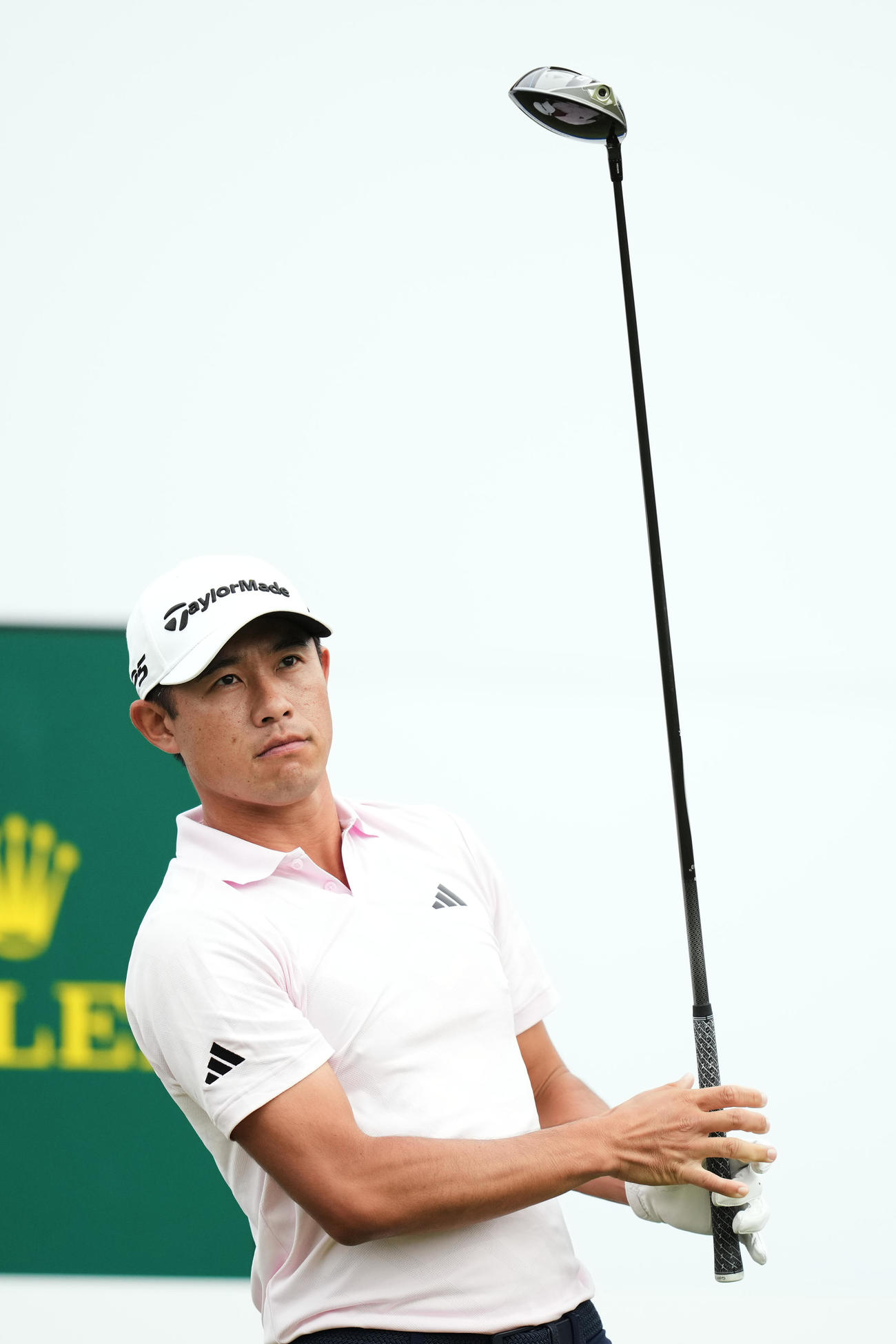 ティーショットを放つコリン・モリカワ（AP）