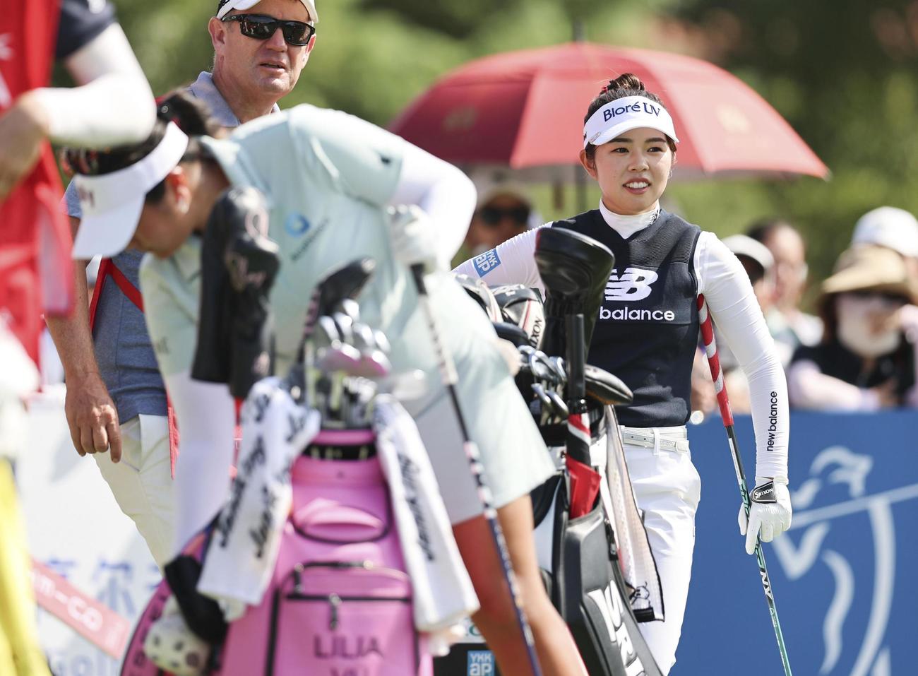 第1R、5アンダーで10位の山下美夢有（右）＝旗忠花園GC（ゲッティ＝共同）
