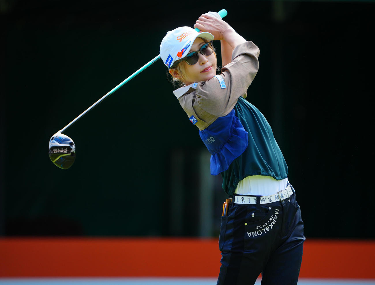 1番、ティーショットに臨む金田（撮影・垰建太）